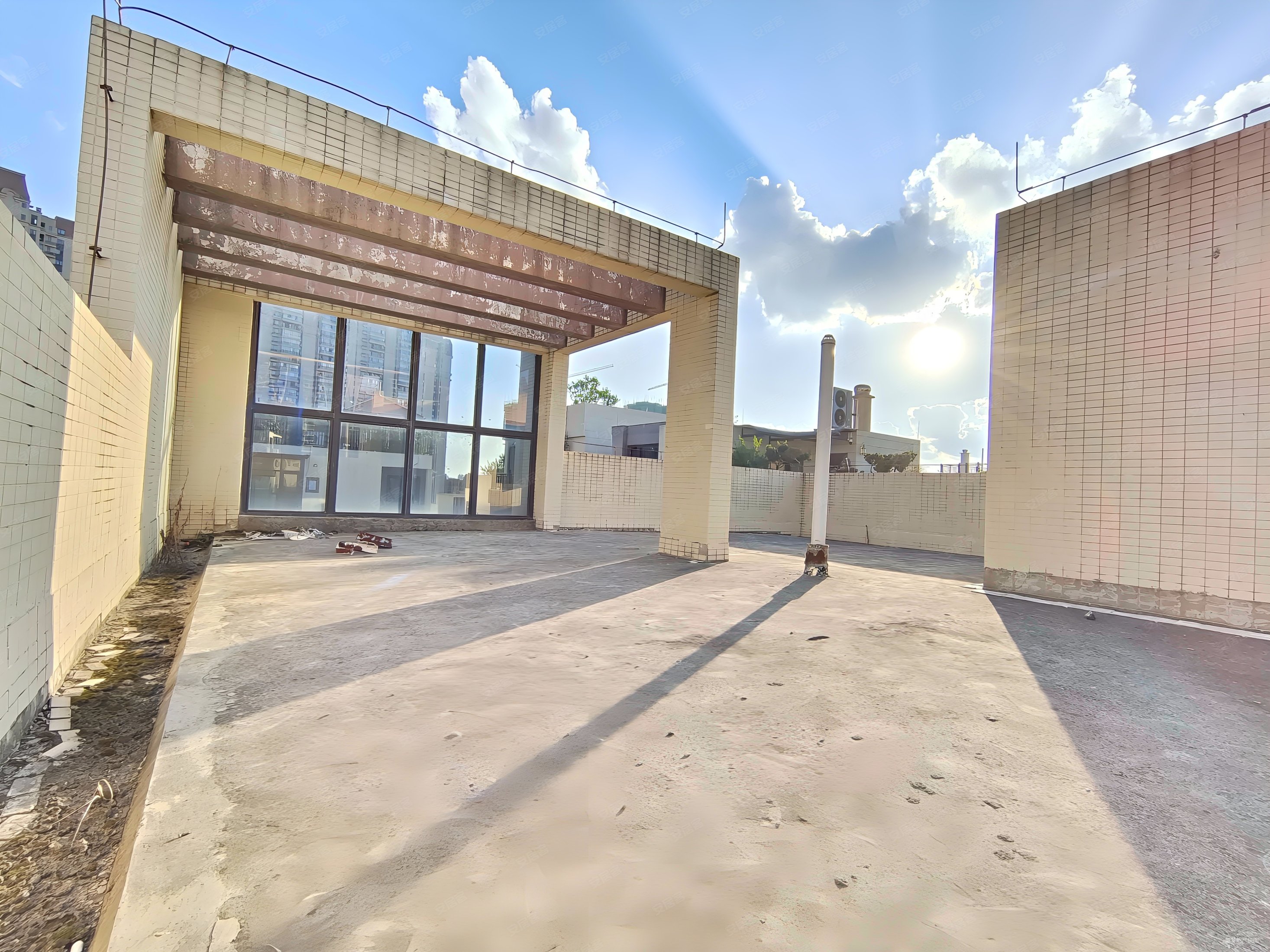 金阳新世界地铁口洋房顶楼2层复式带屋顶花园低价出售