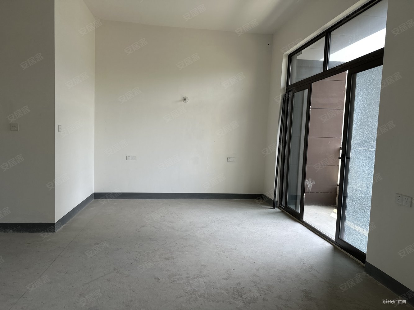 龙茂府排屋630万 带车位2个毛胚急