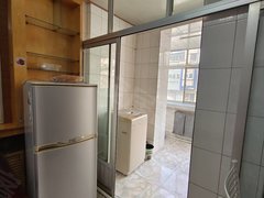 新玛特南2层一室有空调，热水器冰箱洗衣机500元立即入住