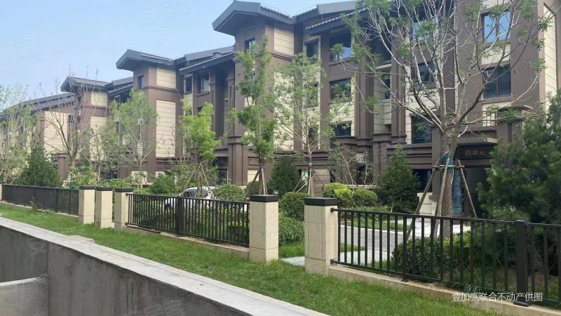 荣盛抱犊寨阿尔卡迪亚3室2厅3卫188㎡南北285万