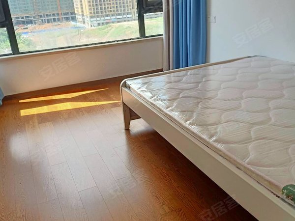 澜月府 精装4房  配套齐全 小区新 有游泳池出租房源真实图片