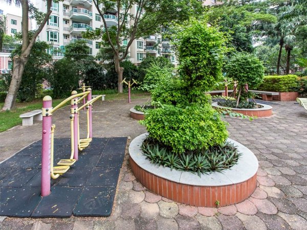 深圳宝安西乡凤凰雅居家门口就是12号,周边配套成熟,看房方便,可谈