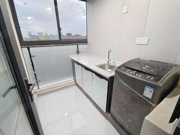 上海浦东临港新城宜浩佳园门口百联商场 房子干净整洁 带大阳台 独立厨卫出租房源真实图片