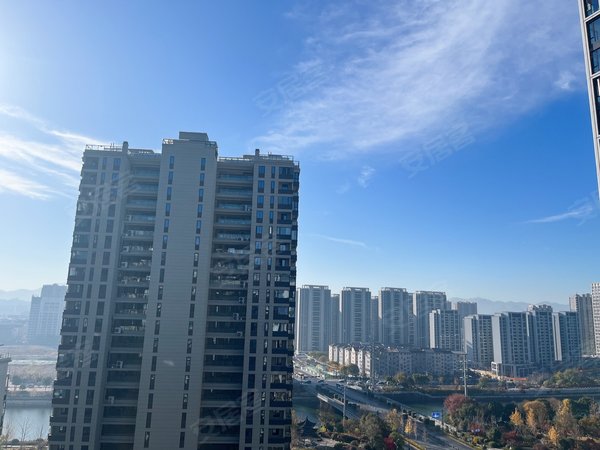 杭州临安临安城区临安宝龙广场(商住楼)宝龙龙沁城公寓,农林大旁,地铁