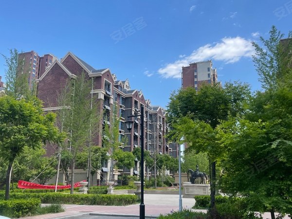 英伦名郡三居双卫1400干净整洁两个空调挨着大门出行方便