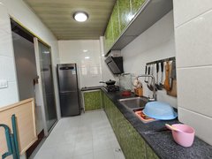 达州大竹大竹城区十一小旁边 中医院 电梯中层 四房两卫，采光杠杠滴，看房方便出租房源真实图片