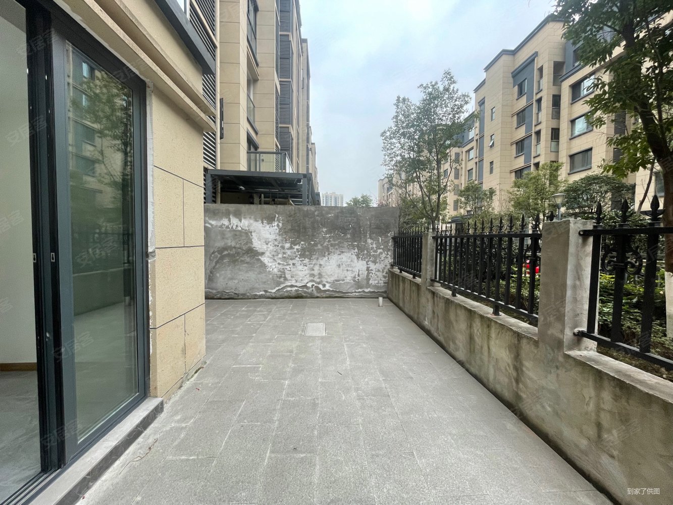 龙洲湾精装洋房带150平地下室60平花园