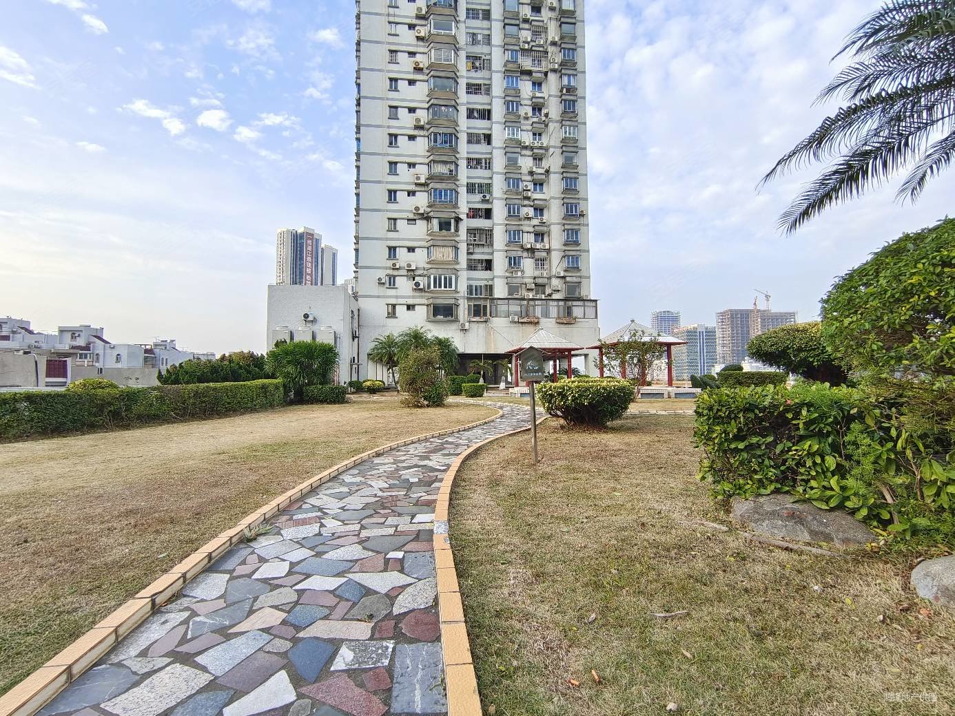 鸿景花园精装3房接地气楼层东南向格局好采光好随时看售150万