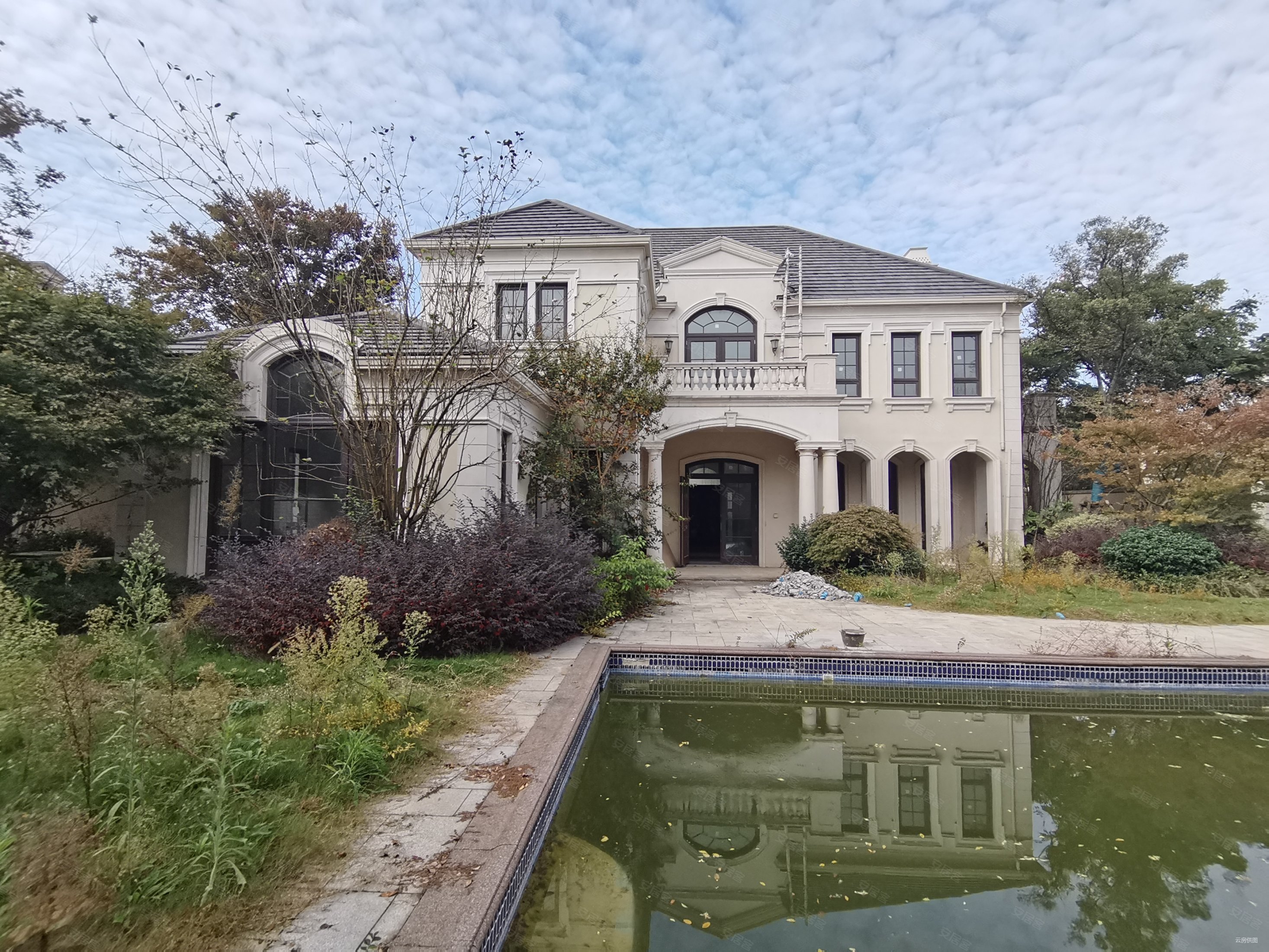 昆山市绿城玫瑰园(别墅)5室2厅5卫690㎡南3850万