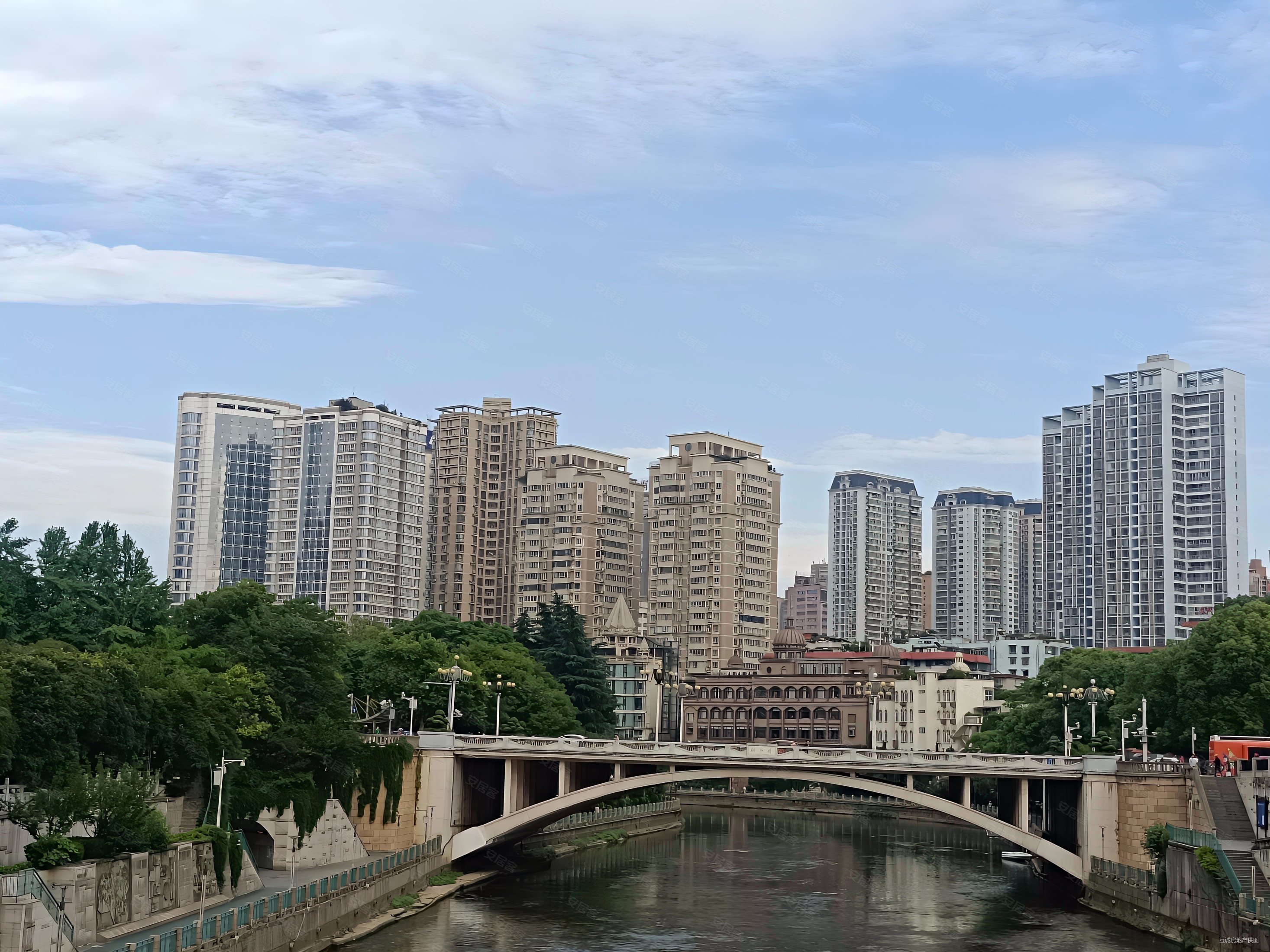 人民广场地铁口博爱路临河3楼两室一厅