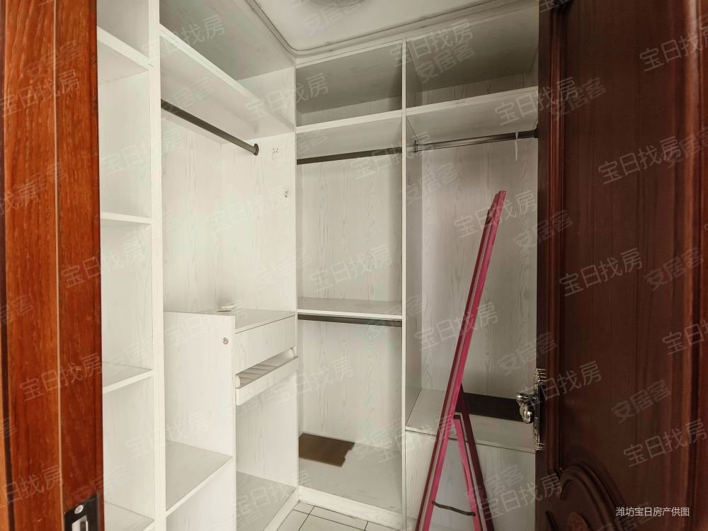 卡纳圣菲4室3厅3卫211.19㎡南北116万