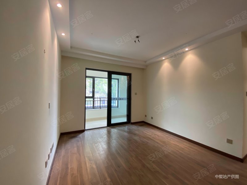 天鹅湖moma二期 交通便捷 刚需小三居 正规商品房 近医院