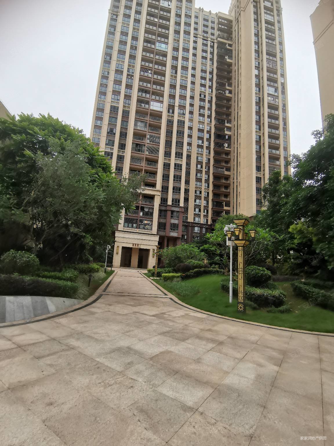 鑫洲湖心岛1号4室2厅2卫137.4㎡南188万