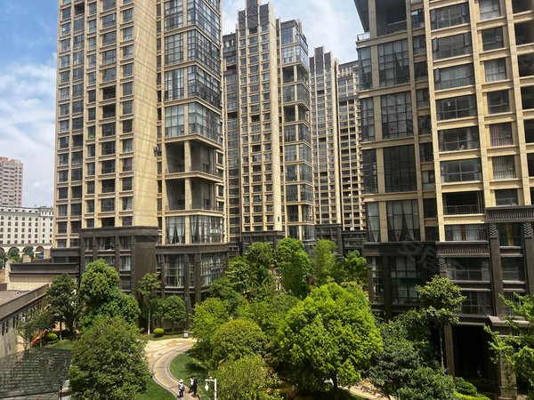 曲靖麒麟南城门雍景湾市区 花柯夜市旁 巧克力公寓门口两居室电梯房