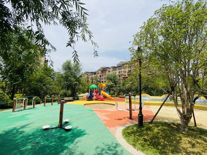 小区地铁2号线100米,距离公交站牌40米【附近学校】小区距离小学米