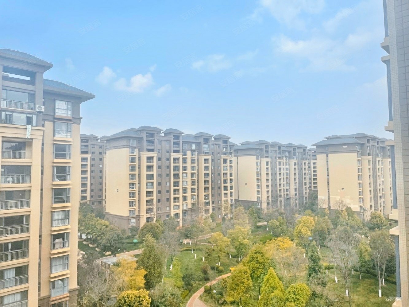 时代俊园逸园5室2厅3卫220.87㎡南166万