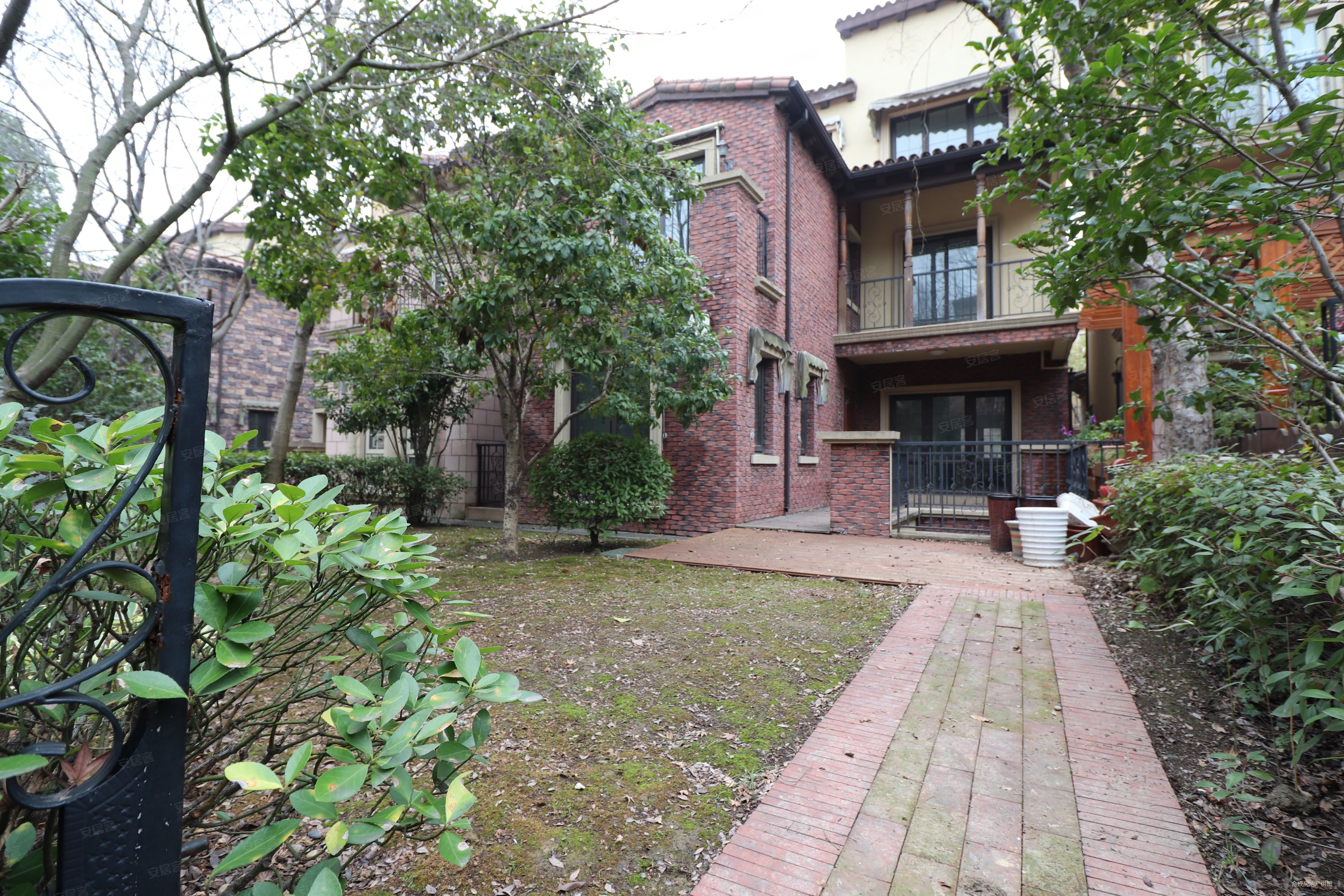 龙湖滟澜山(别墅)6室3厅5卫345㎡南北800万