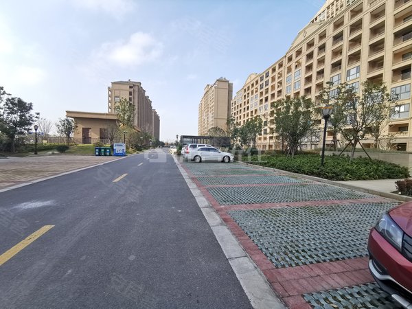 苏州吴江太湖新城绿地香奈精装全新出租,三房三卫,大横厅,四个阳台