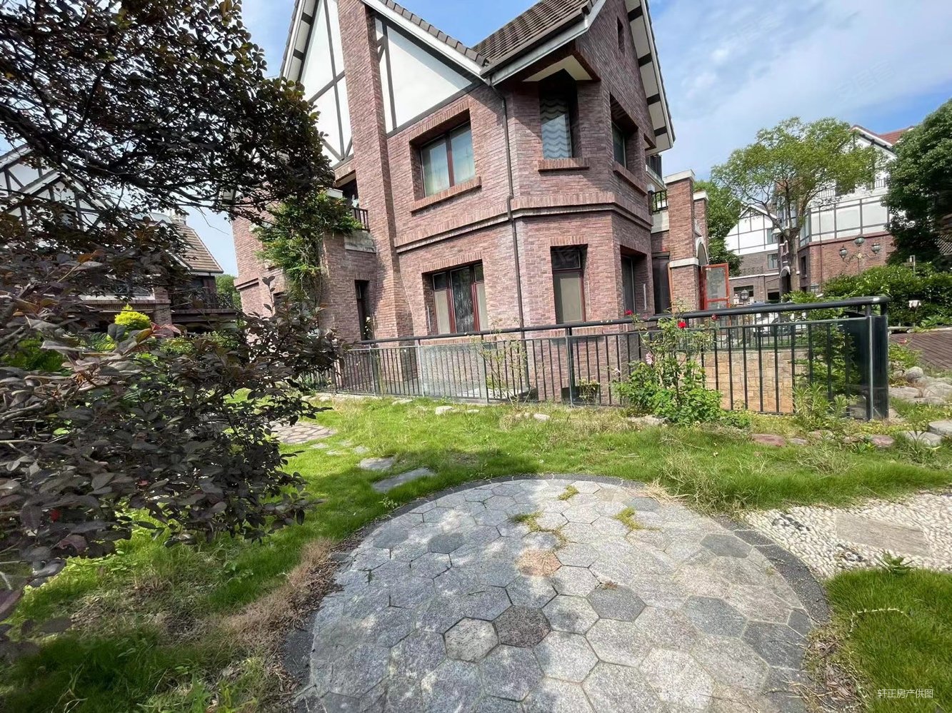 英郡小独栋精装修占地一亩左右业主现在价格调整诚心出售