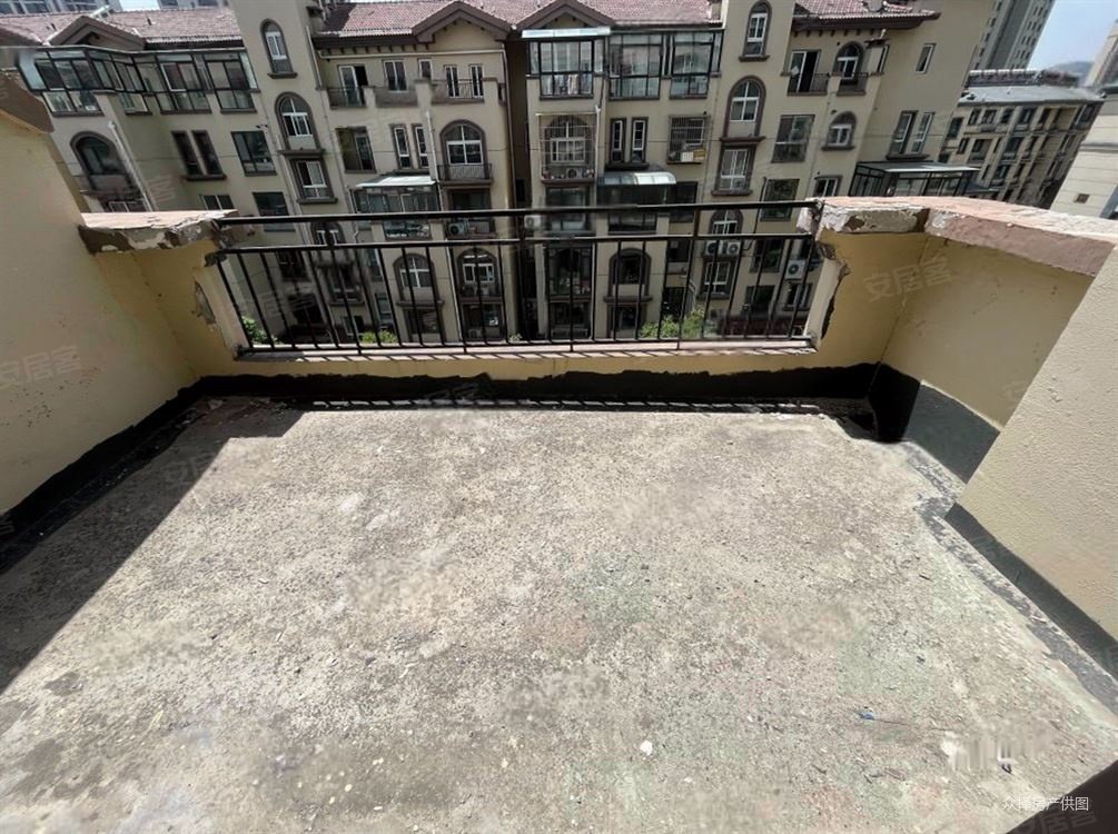 加州玫瑰园退台式花园洋房,赠送三个阳台,实用130平