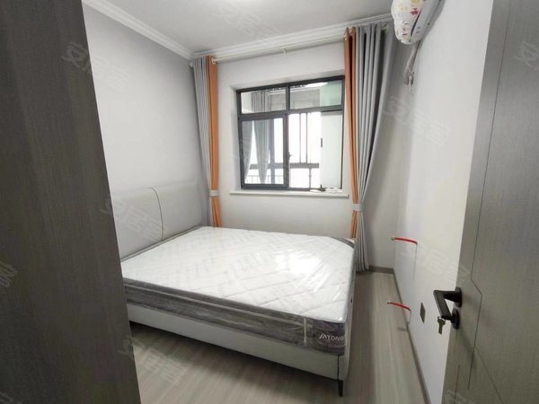 荆门东宝长宁大道华铭广场银泰城对面,象山云邸,90平电梯精装三房