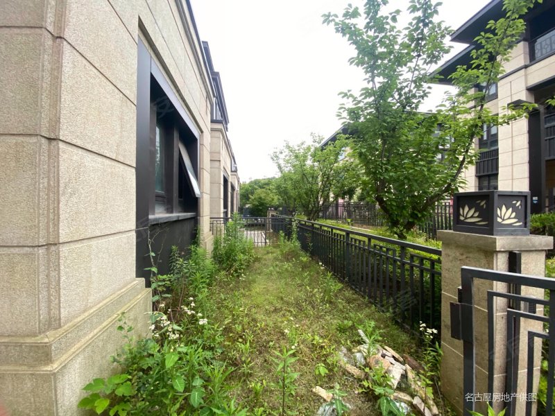 荷澜庭联排别墅边户 带环绕大花园 满两年 带车位!