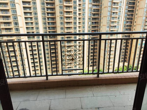 广州增城新塘金泽惠百氏白江地铁口 惠百氏广场二期精装三房出租 花园