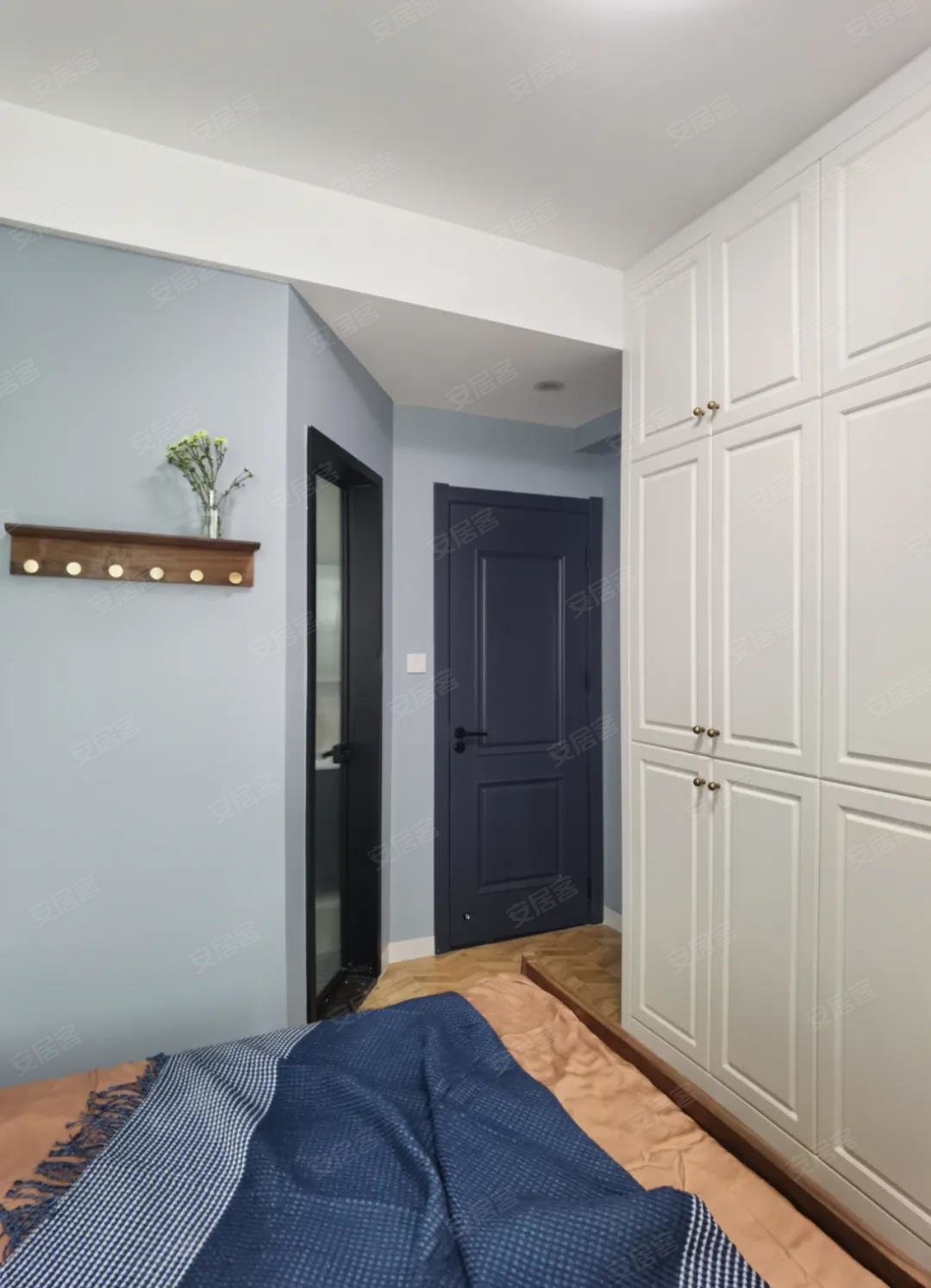 满足所有功能的基础上,尽最大可能给予空间舒适感,所以主卫做了斜角