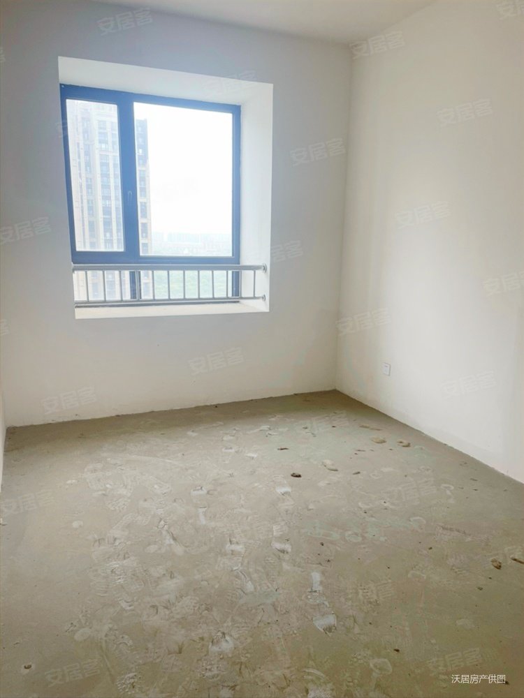 阳光锦程花园 纯毛坯  位置很好  满两年了