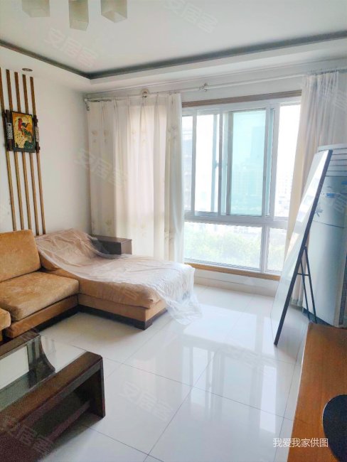 正三房两厅,两房朝南一房朝北,全明户型精装修,厅朝南,蓝山国际公寓