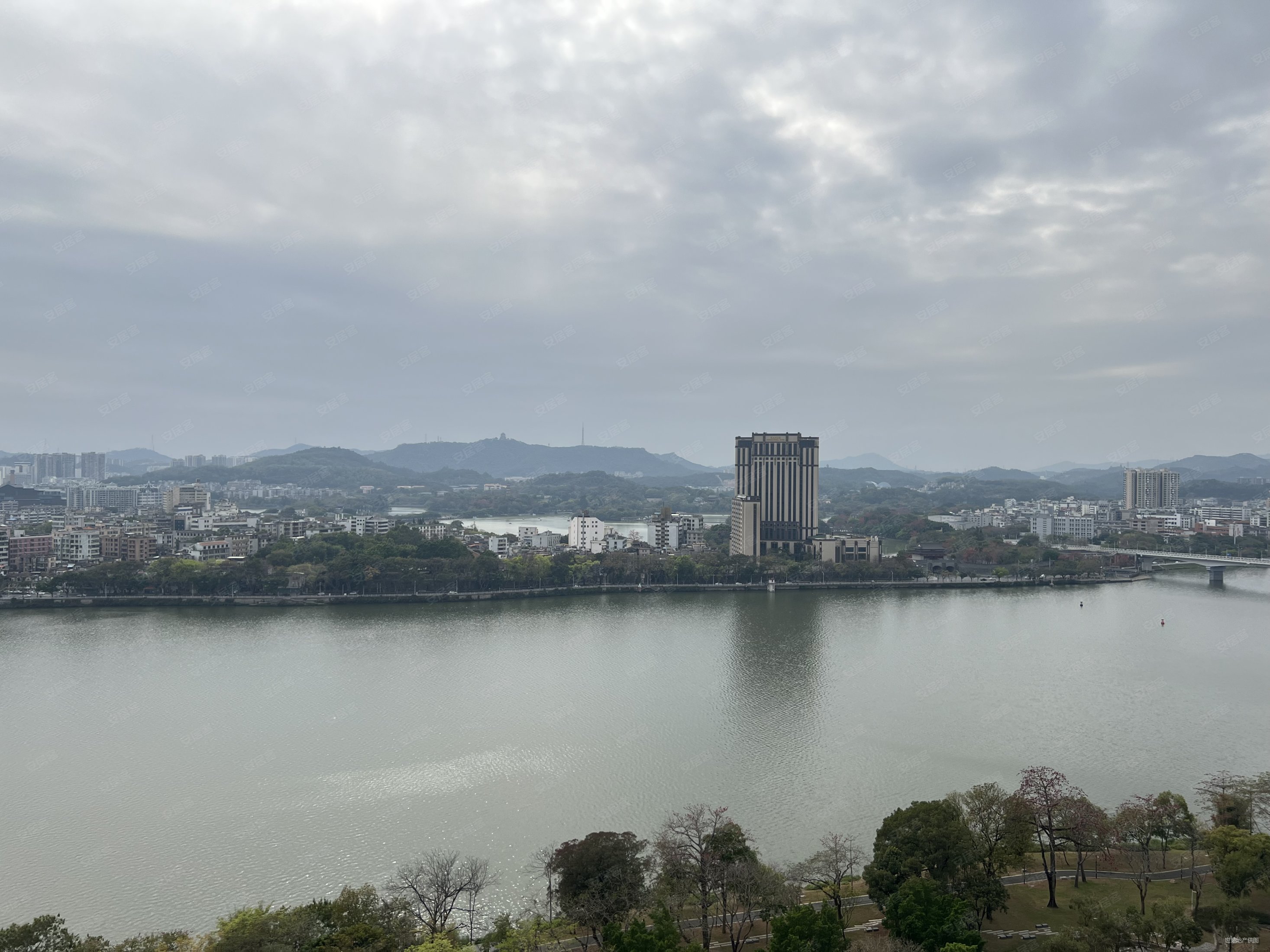 看江景看西湖中高层,城市花园二手房,980万,4室2厅,3卫,305平米-惠州