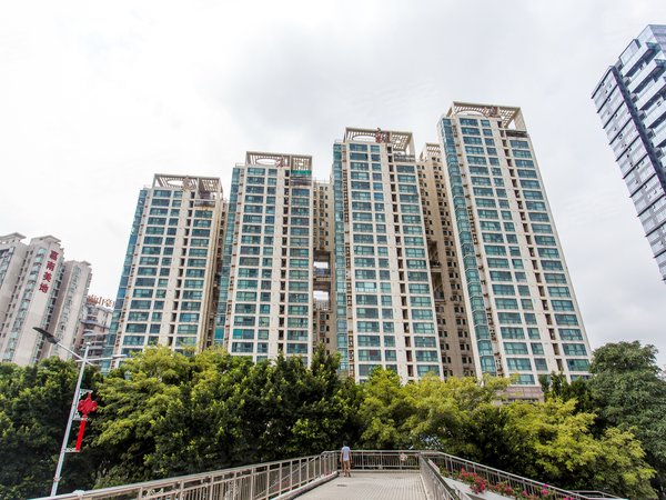 深圳南山南头东方新地近科技园,新装修,家私齐全,高楼层视野开阔,价格