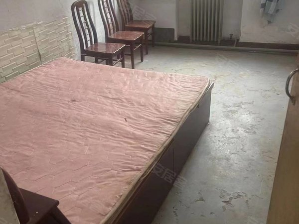 河间瀛海公园瀛海新兴小区(汽车东站)土产公司家属楼一楼带院简单家具家电出入方便出租房源真实图片