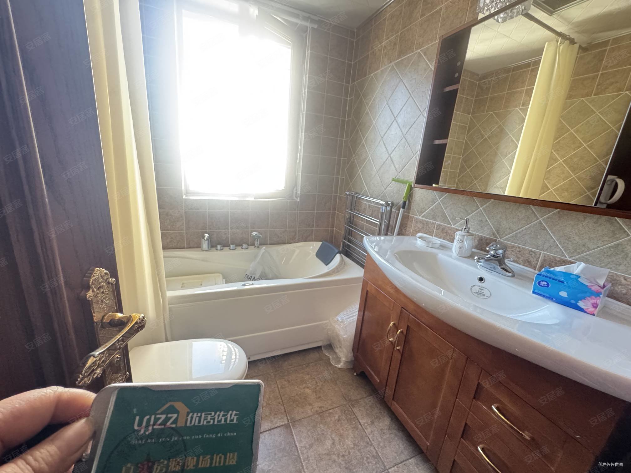 宝光翡翠华庭3室2厅2卫145㎡南北186万