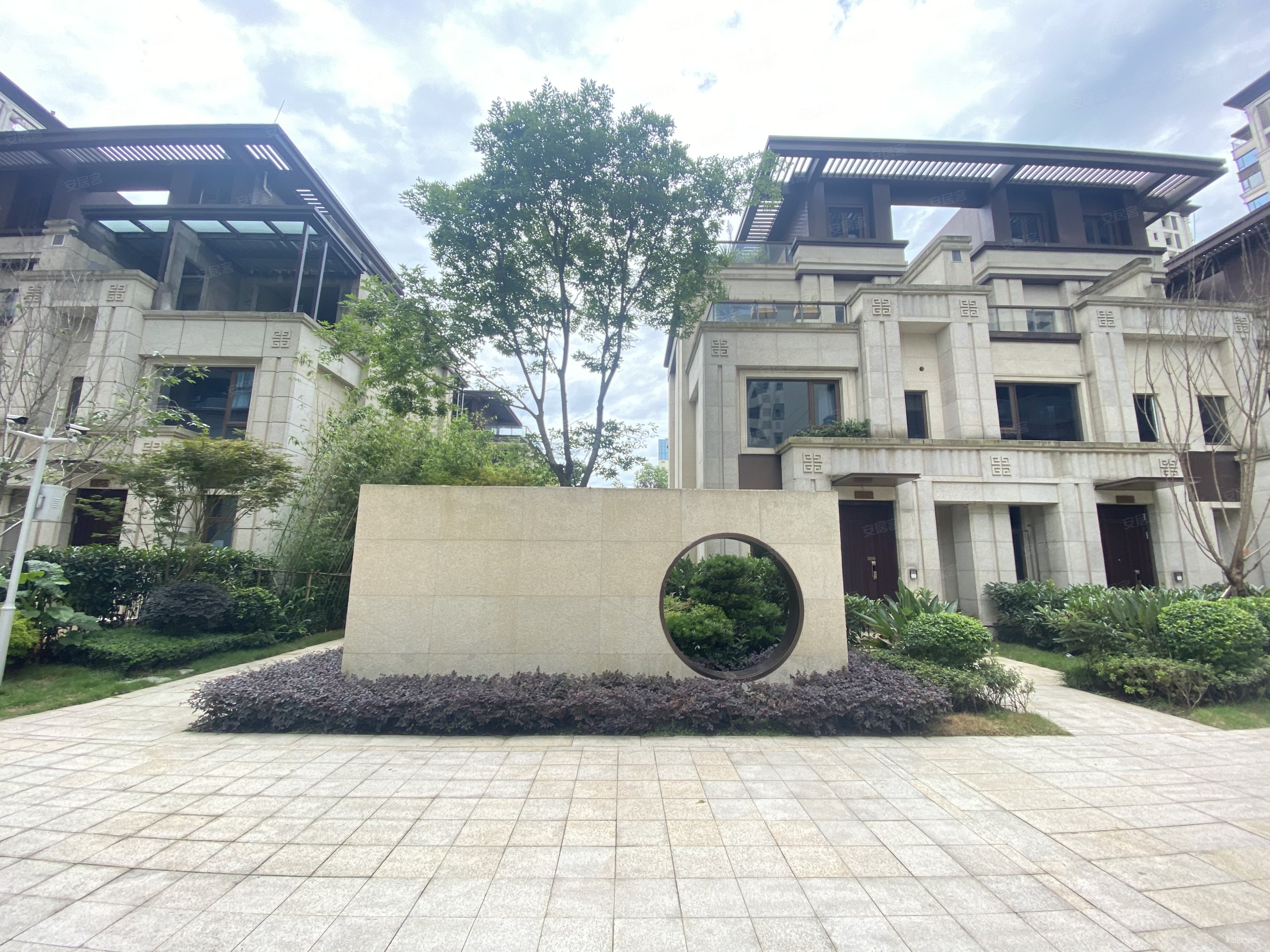 领地兰台府(一二期)3室2厅3卫140㎡东172万