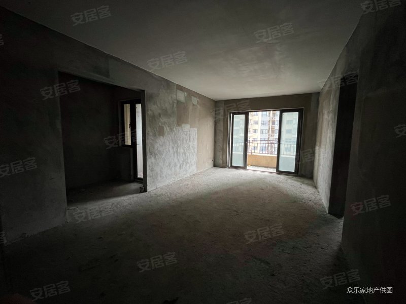 长信东海银湾 急售 三房两厅全新毛坯南向望花园 看房方便