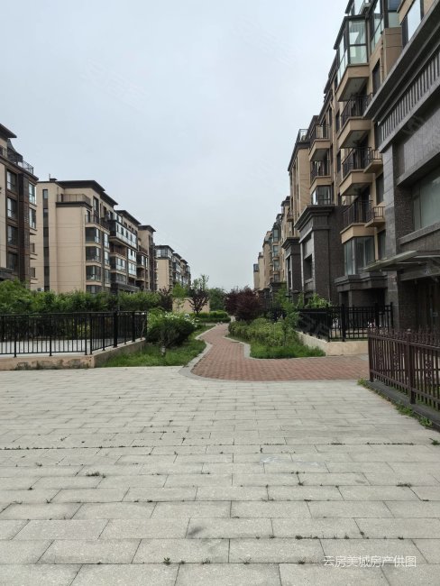 胶南一中旁一楼带前后院套三128万南北通透,剑桥小镇二手房,128万,3室