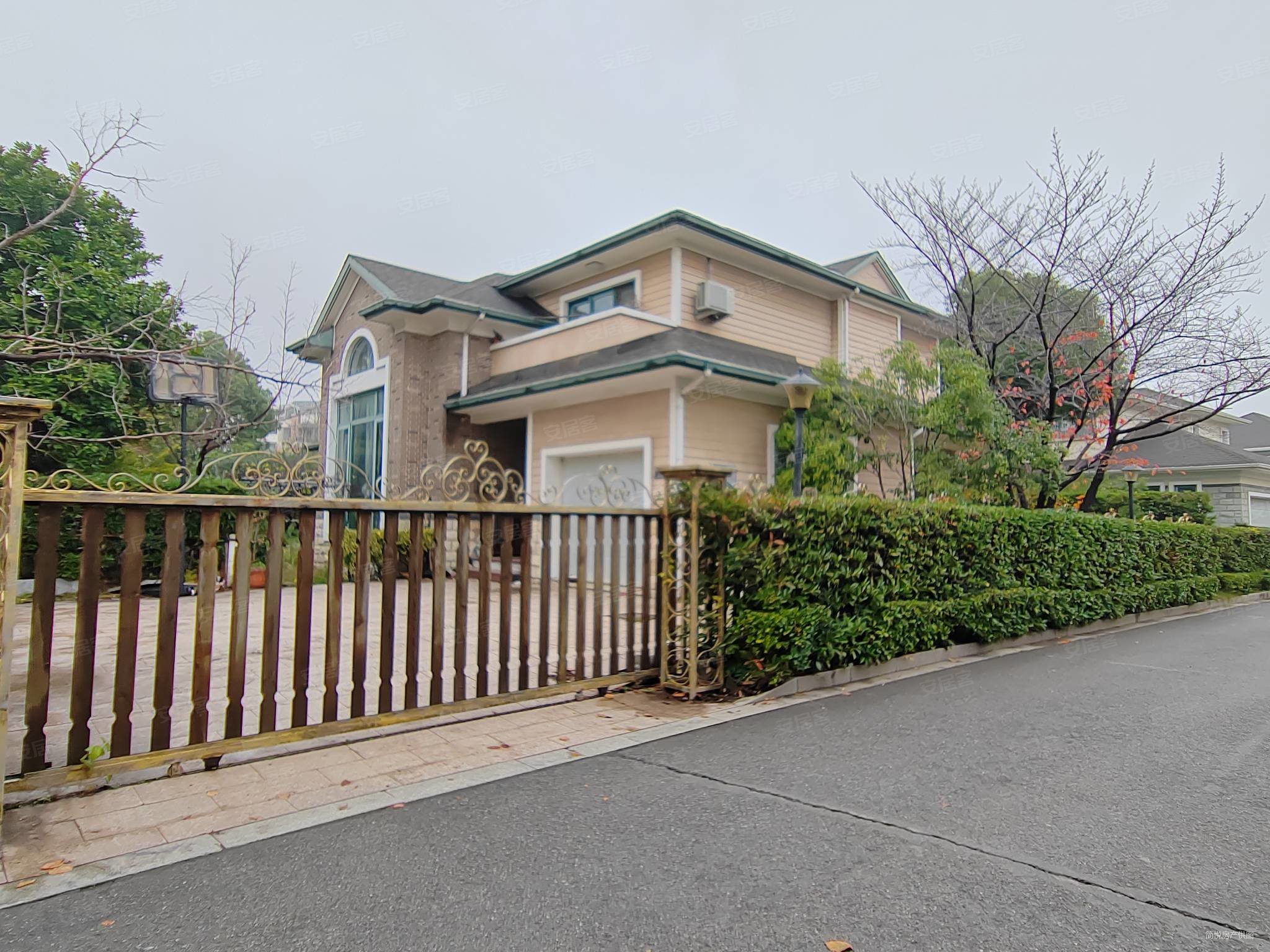 aaa占地1300平临大河江南明珠苑客厅挑空7米