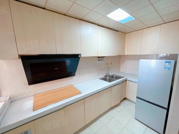 昆明官渡国贸中心米兰春天金马水果市场！24小时热水！圣世一品！无中介月付！关上国贸出租房源真实图片