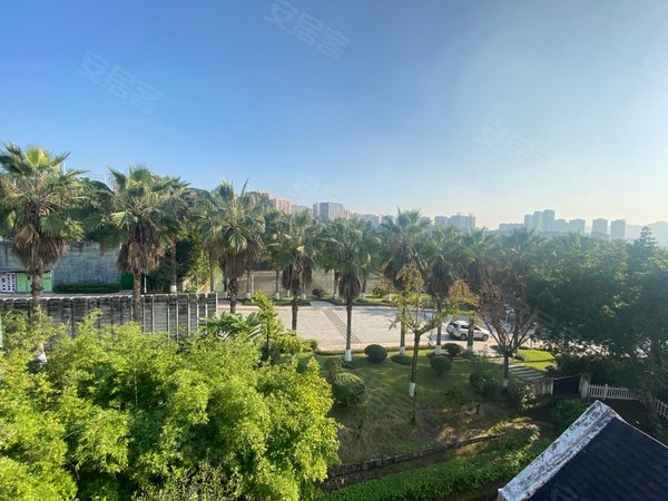 重庆江北石马河佰富高尔夫别墅高尔夫独栋别墅 可办公住家接待 带娱乐