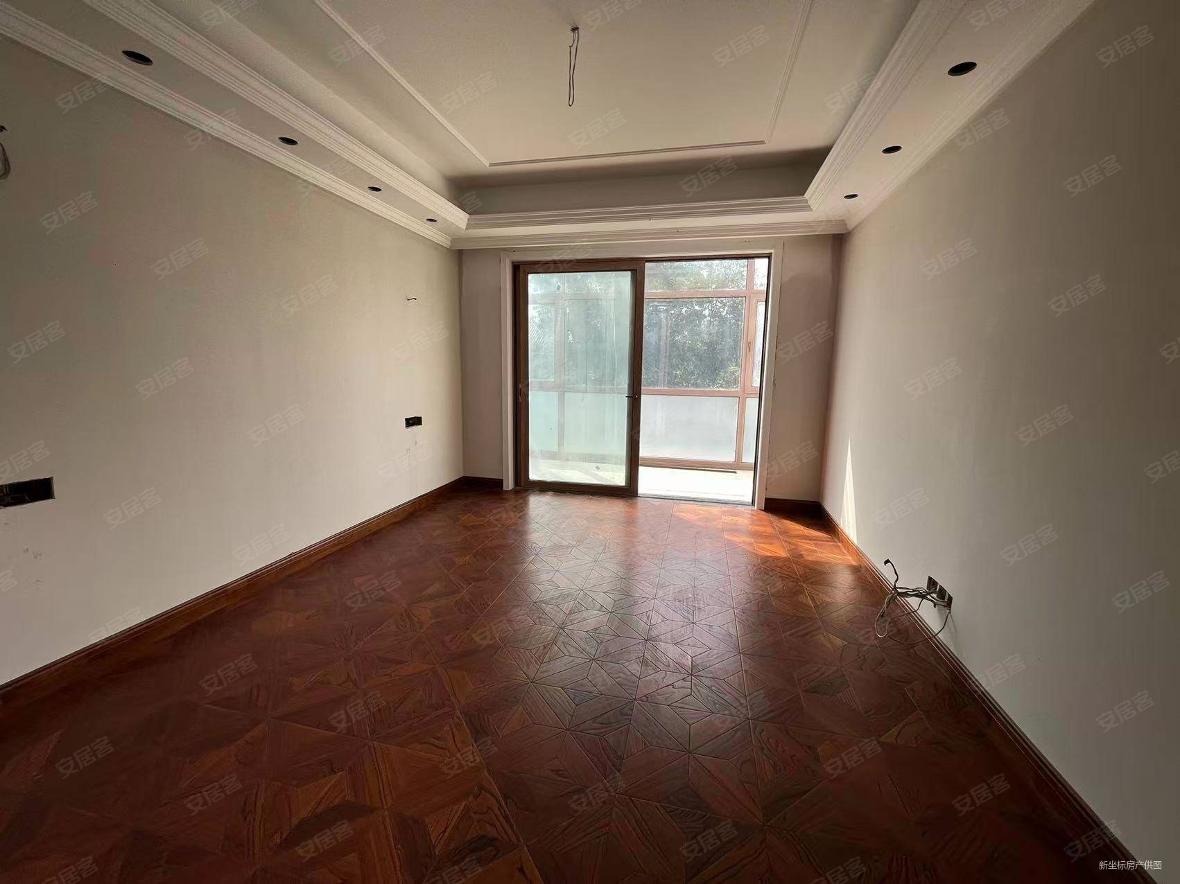 港岛花园联排别墅边户,装修了100多万,空关未住人,随时看房