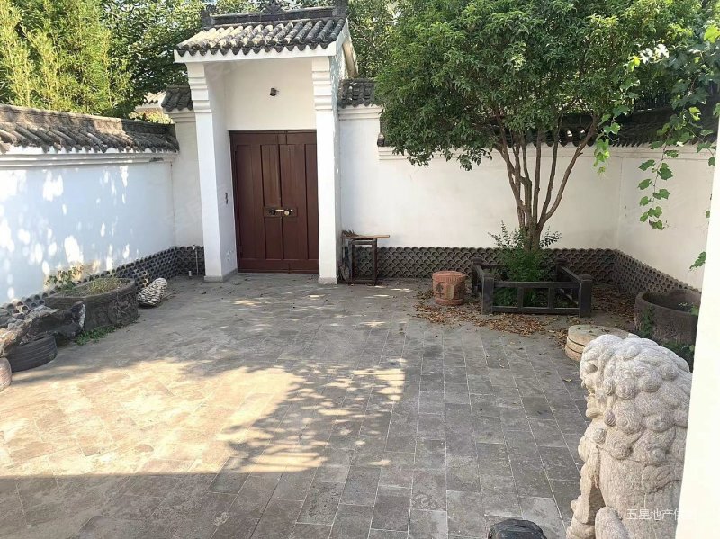 独门独院带大露台沁水新城联排别墅精装修业主诚心出售