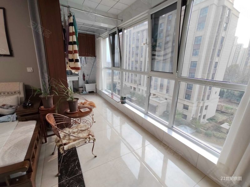 城投首府4室2厅2卫148㎡南北142万