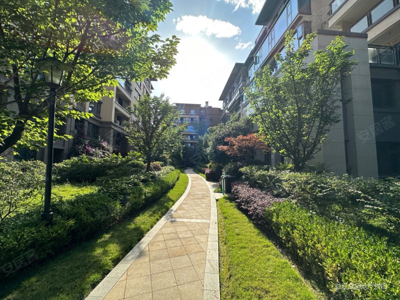 合能枫丹铂麓三期4室2厅2卫148㎡南北220万