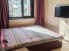 凤城凤凰大街凤城城区福海旁金盛家园步梯三楼一室一厅，家具家电齐全年租8000出租房源真实图片