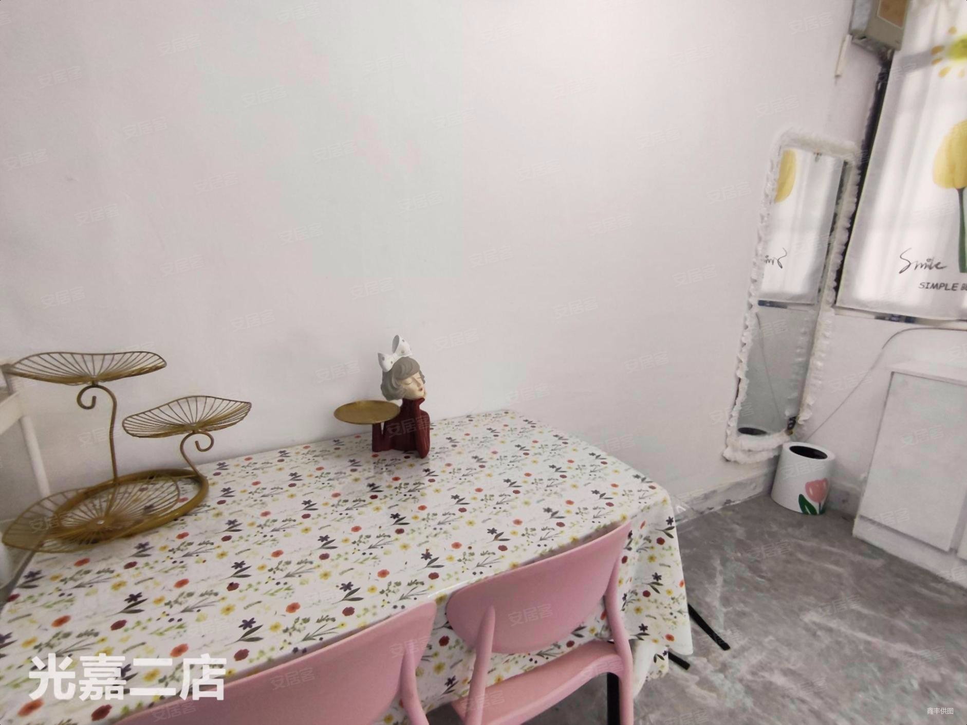 新枫公馆 南北通透 中间楼层采光好 出行方便 集中供暖