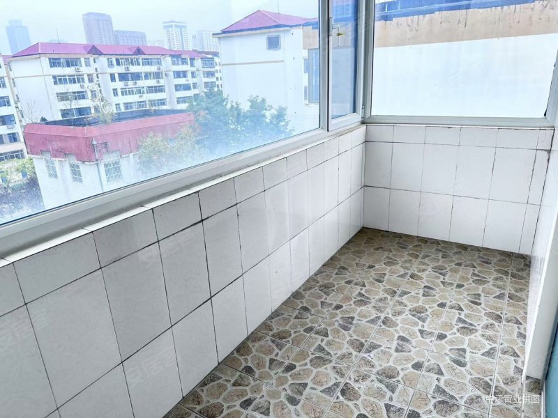 皇冠花园,皇冠中区!多层住人五楼!简单装修,带草厦子