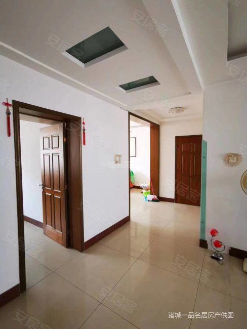 精装带车库 商超市场近交通便利房主急售五十万出点头就卖,龙都花园