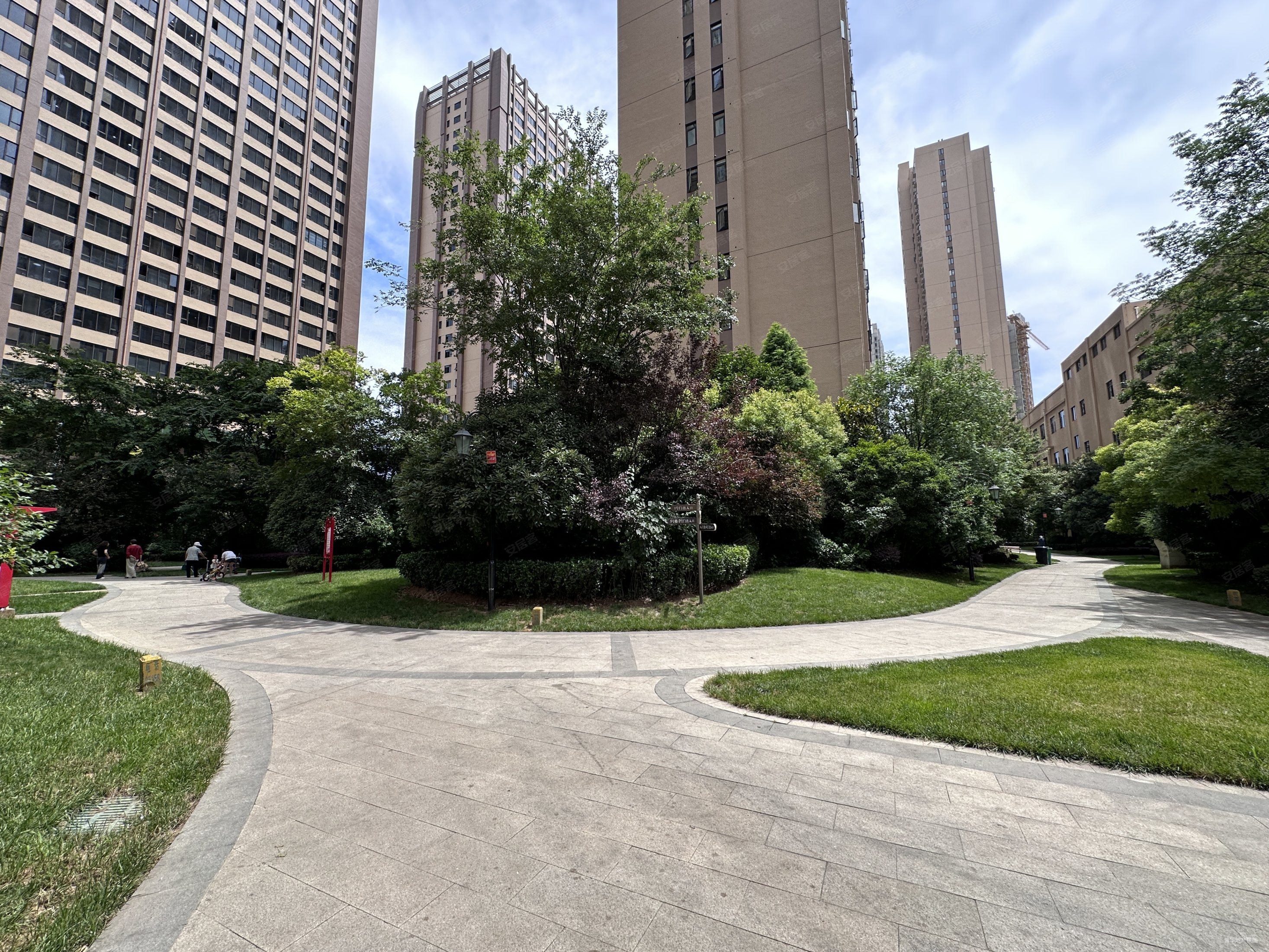 南昌路旁次新小区130平单价9600现房中间楼层急卖,中弘中央广场二手房