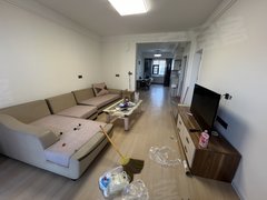 新区新装三居室 新房为入住 房屋内家电家具齐全 拎包入住